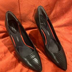 Rockport Black Leather Snake Print Heels Size 9.5 Business Casual Dressy Evening